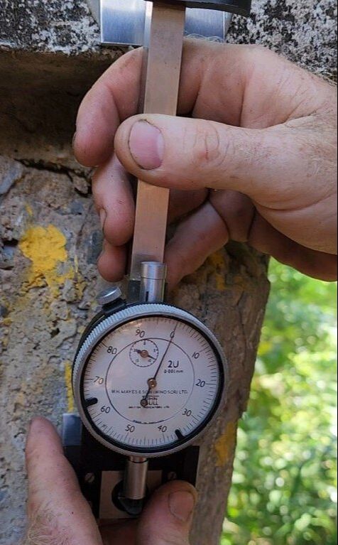 Measuring Strain in Concrete using mechanical Strain Gauge
